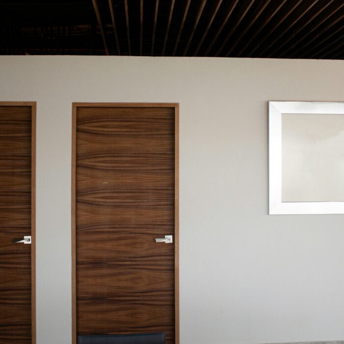 jak podnieść drzwi na zawiasach